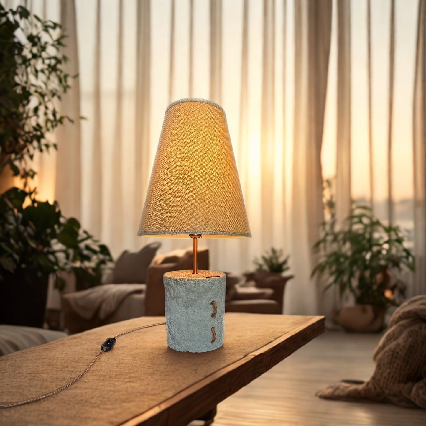 Pillar 60 u boji Stone – ručno modelirana dizajnerska betonska stolna lampa sa sjenilom od jute | Monolith kolekcija