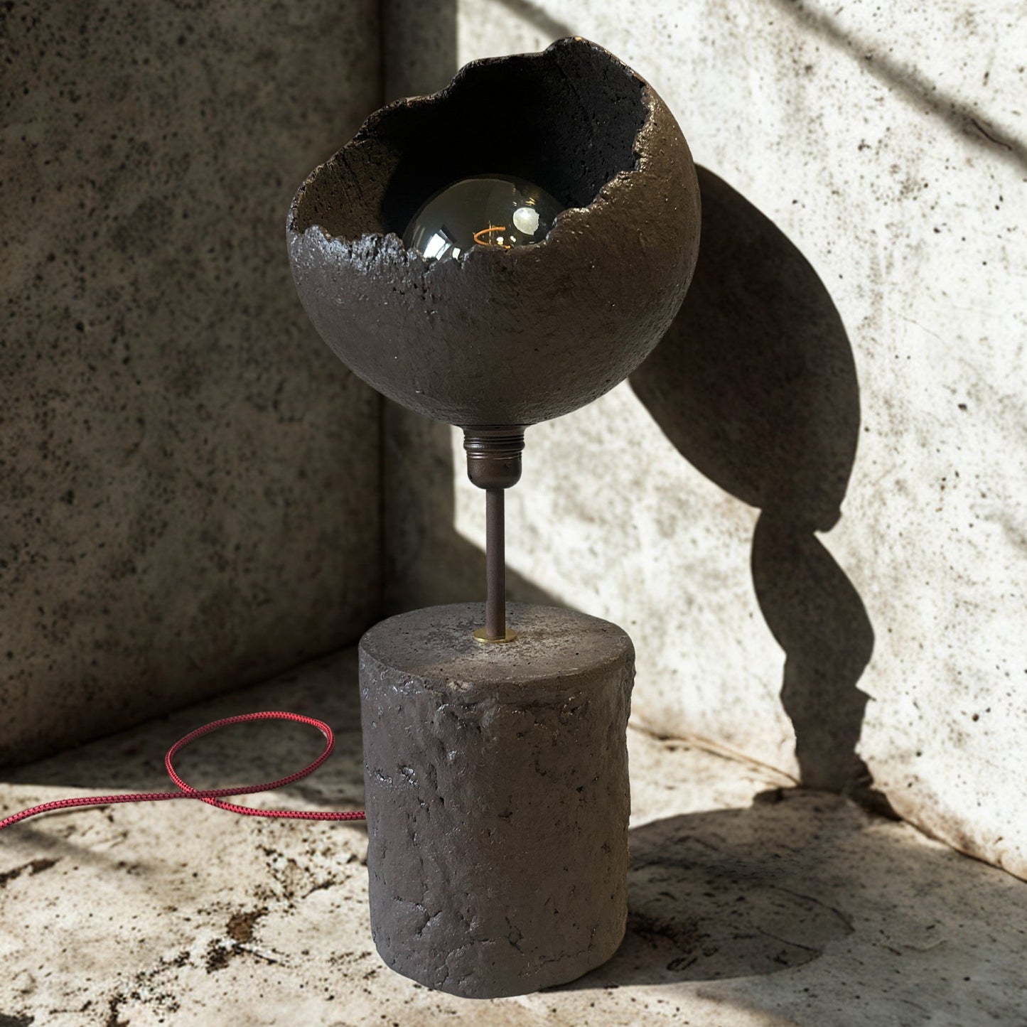 Objekt13 u grež boji – skulpturalna betonska stolna lampa s ručno modeliranim sjenilom | One of One