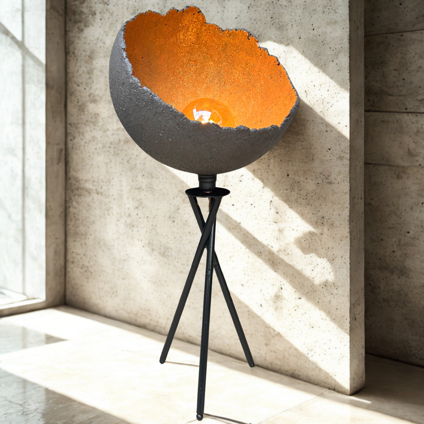 Nebula67 – skulpturalna betonska podna lampa s ručno modeliranim sjenilom | One of One