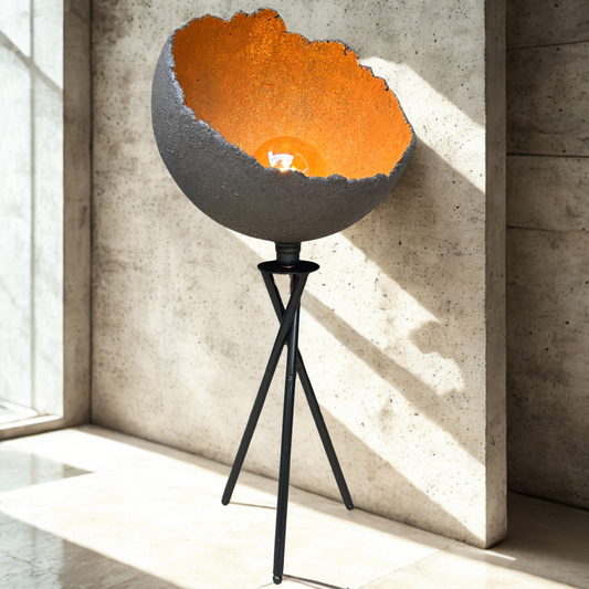 Nebula67 – skulpturalna betonska podna lampa s ručno modeliranim sjenilom | One of One