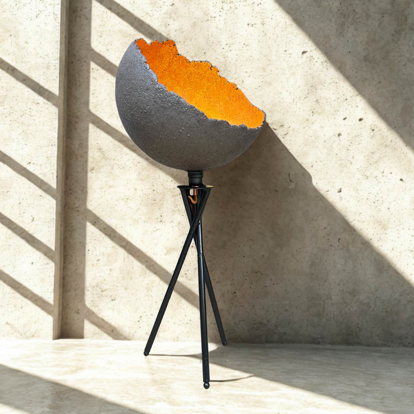 Nebula67 – skulpturalna betonska podna lampa s ručno modeliranim sjenilom | One of One