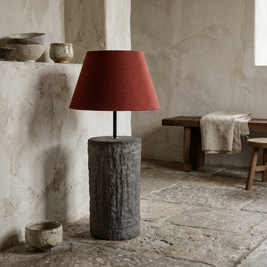 Moderna skulpturalna betonska podna lampa sa vunenim sjenilom

