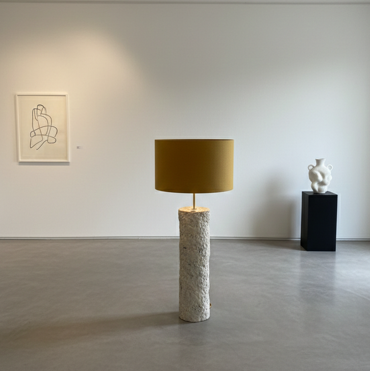 Dizajnerska betonska podna lampa sa skulpturalnim postoljem i vunenim sjenilom
