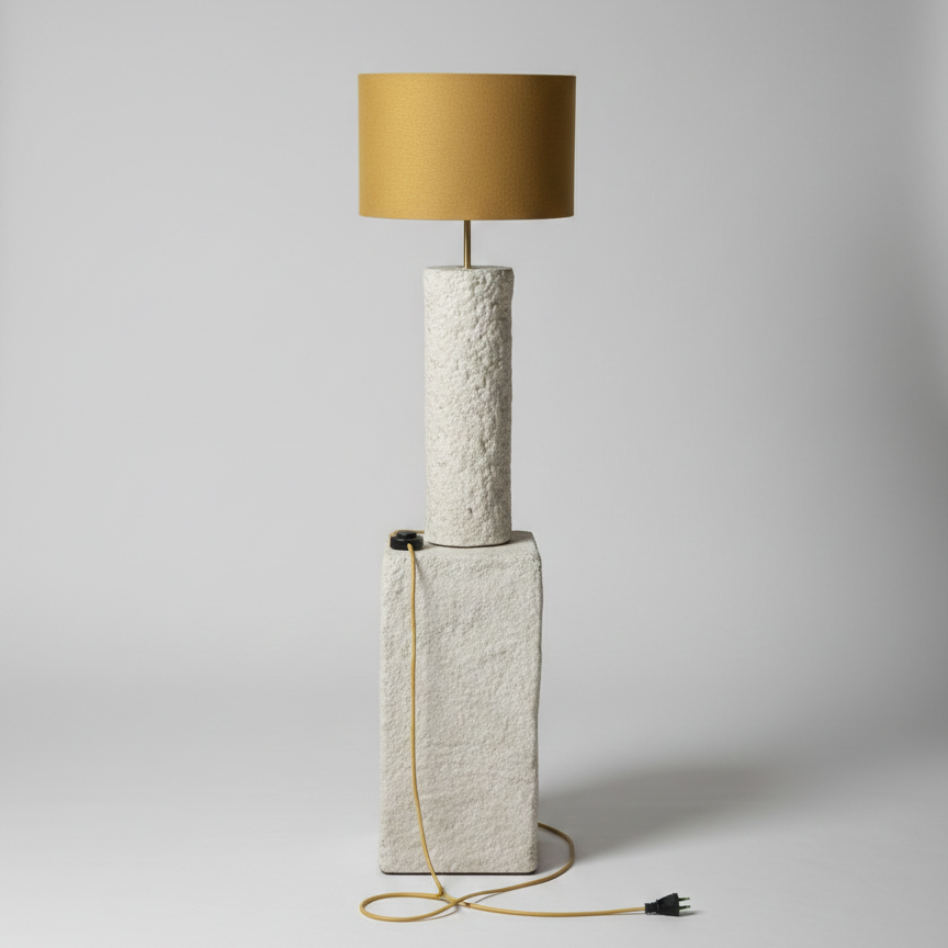 Moderna betonska podna lampa sa vunenim sjenilom
